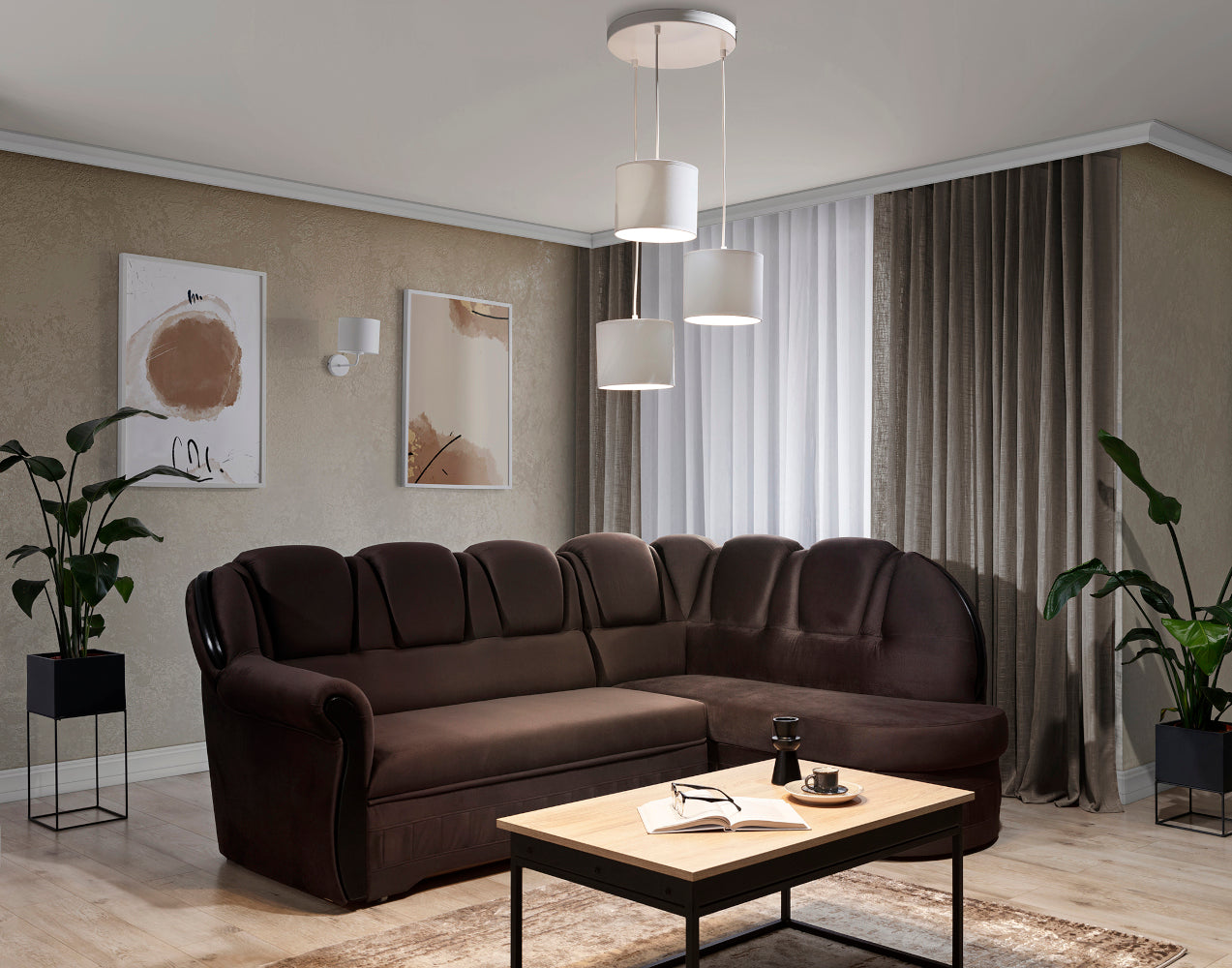 To samo wnętrze po zmroku – włączona lampa wisząca Vespillo 3 emituje ciepłe światło spod białych kloszy, rzucając miękkie refleksy na stół i otoczenie.