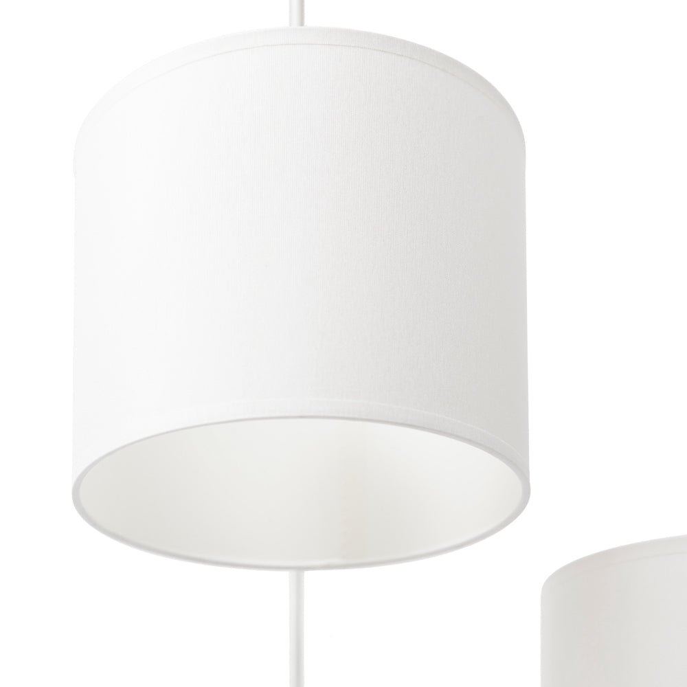 Zbliżenie dolnej krawędzi białego klosza lampy Vespillo 3, eksponujące tkaninową fakturę abażuru i gładkie, białe wnętrze.