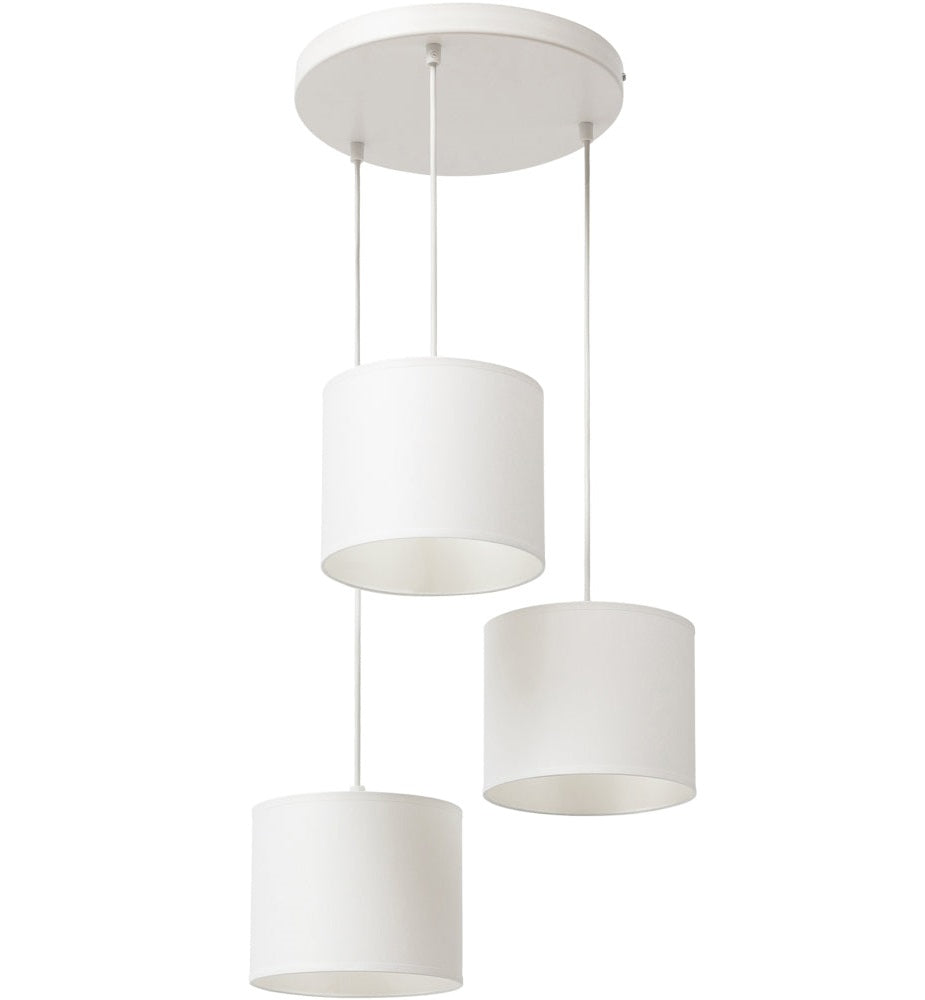 Biała lampa wisząca Vespillo 3 z trzema cylindrycznymi kloszami zawieszonymi na cienkich przewodach pod okrągłą podsufitką, sfotografowana na białym tle.