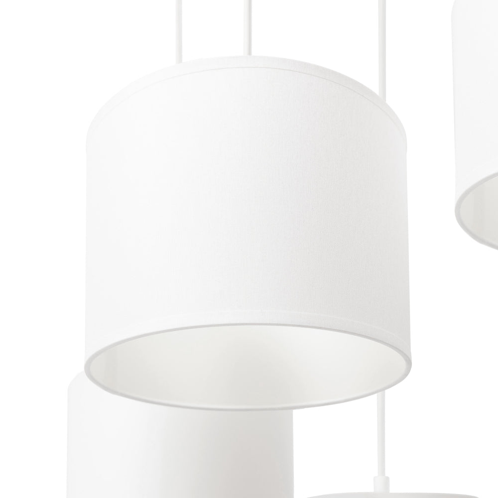 Zbliżenie dolnej krawędzi jednego białego cylindrycznego abażuru lampy Vespillo 5, eksponujące fakturę tkaniny i gładkie wnętrze klosza.