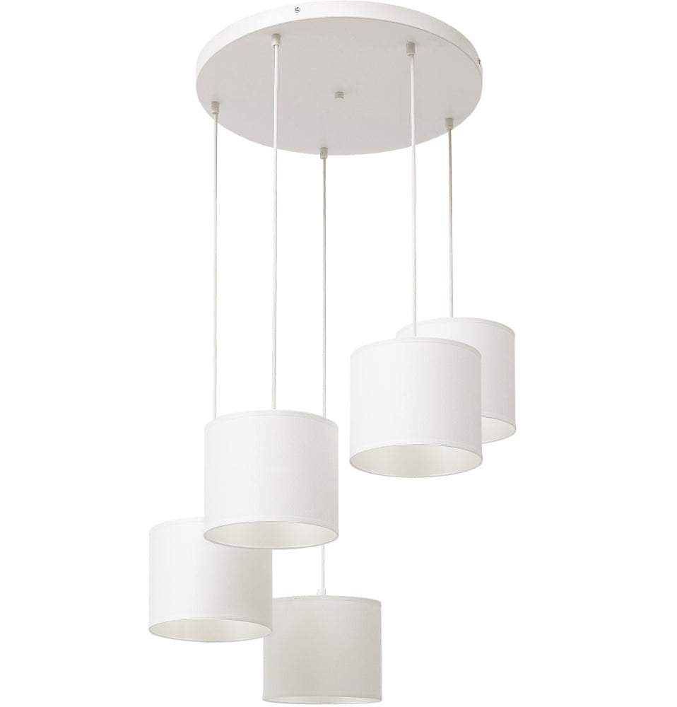 Biała lampa sufitowa Vespillo 5 z pięcioma cylindrycznymi abażurami zawieszonymi na różnych długościach przewodów pod okrągłą podsufitką, sfotografowana na białym tle.