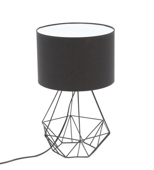 Lampka nocna Benigne 25x25 cm – widok studyjny – nowoczesna lampka stołowa z czarnym abażurem i geometryczną metalową podstawą w stylu loftowym.