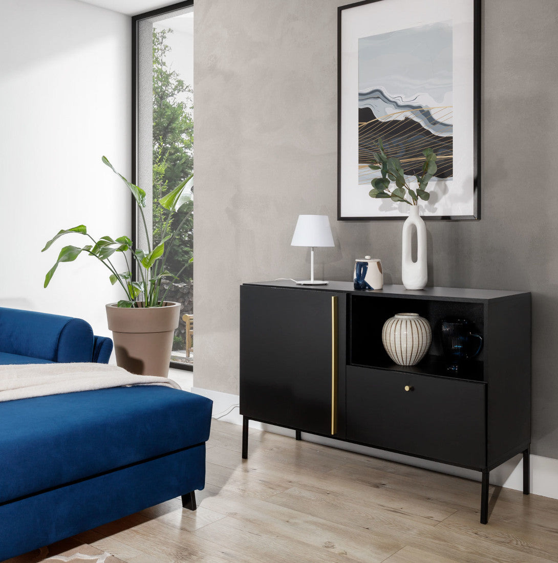 Lampka Vespillo 1a ustawiona na stoliku obok wygodnego fotela przy dużym oknie, w jasnym salonie z minimalistycznymi dekoracjami.