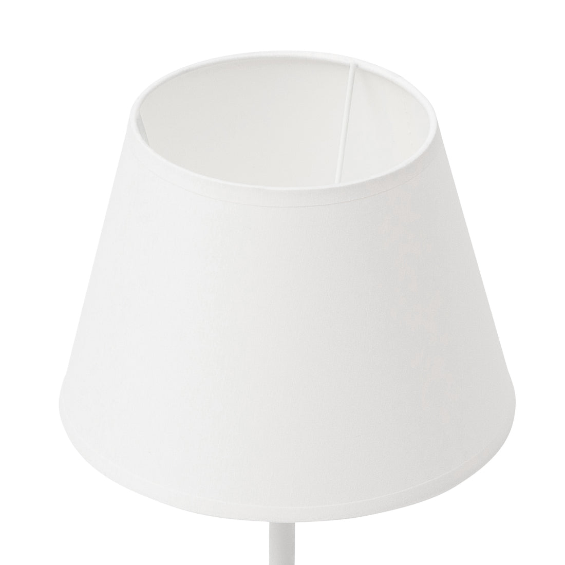 Zbliżenie na biały, materiałowy stożkowy abażur lampki Vespillo 1a, ukazujące delikatną strukturę tkaniny i jednolite wykończenie krawędzi.