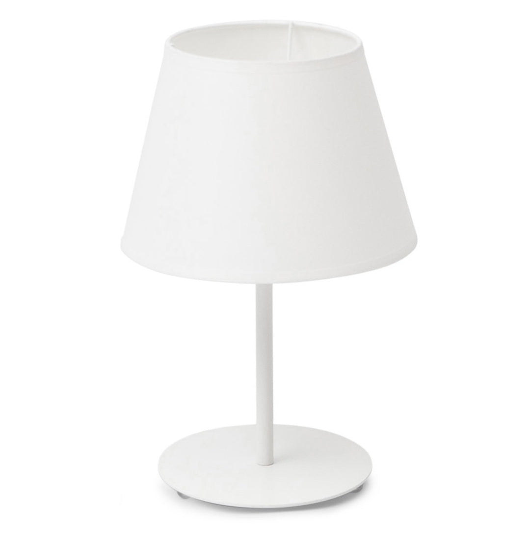 Lampka nocna Vespillo 1a w całości w białym wykończeniu z okrągłą podstawą, cienką nóżką i klasycznym stożkowym abażurem, na białym tle.