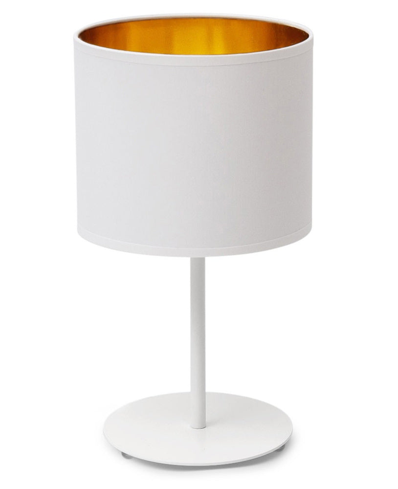 Biało-złota lampka nocna Vespillo z cylindrycznym abażurem wykończonym od wewnątrz złotą powłoką, na smukłej, białej metalowej podstawie, na jednolitym białym tle.