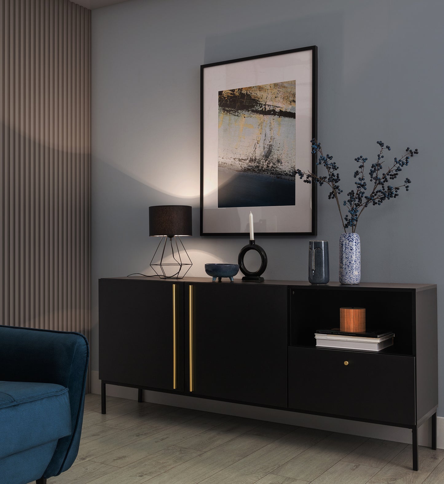 Lampka nocna Brevitas 25x44 cm – aranżacja z zapalonym światłem – elegancka lampka stołowa rozświetlająca nowoczesny salon z drewnianymi akcentami i dużymi oknami.