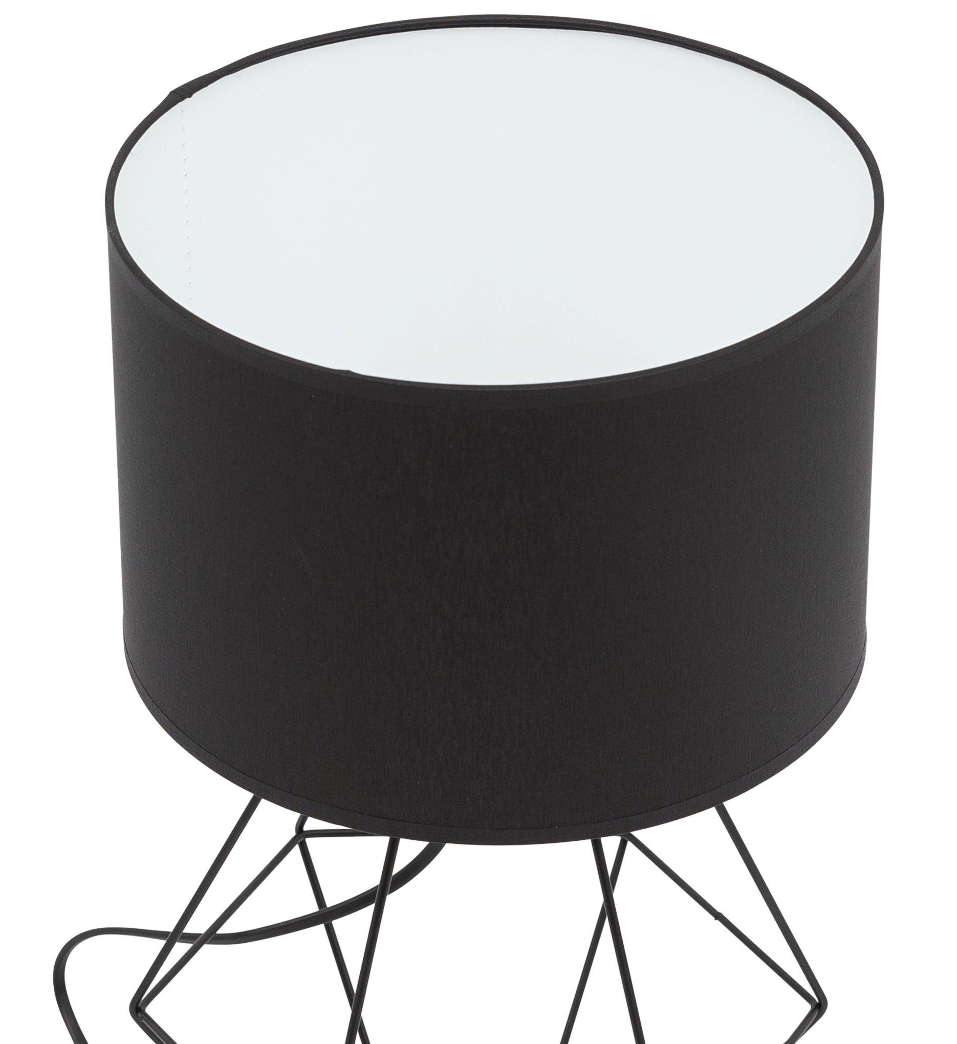 Lampka nocna Brevitas 25x44 cm – zbliżenie na klosz – cylindryczny czarny abażur z tkaniny, idealnie komponujący się z metalową podstawą o geometrycznym kształcie.