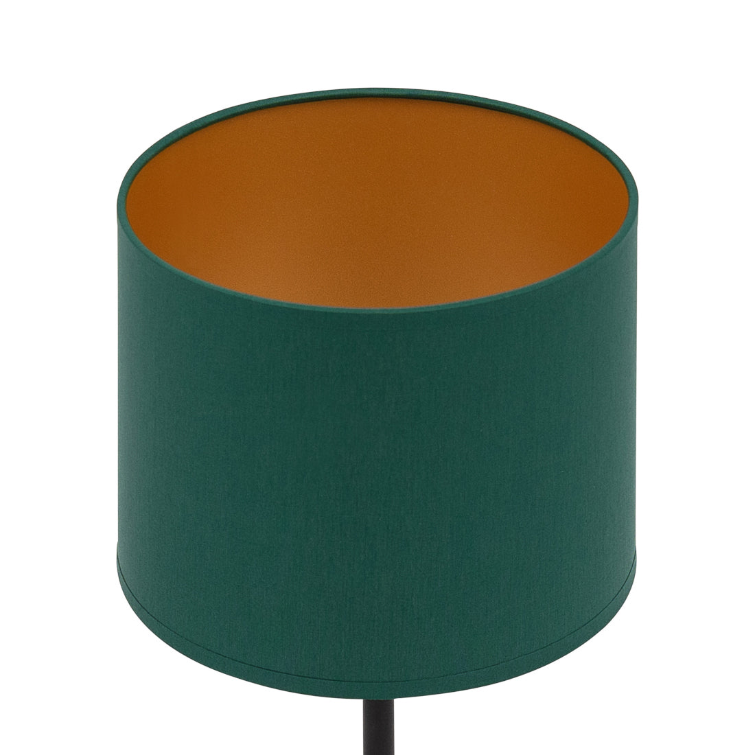 Zbliżenie na abażur lampki Vespillo: gładka tkanina w odcieniu głębokiej zieleni i lustrzane, złote wykończenie od wewnątrz, na neutralnym, jasnym tle.