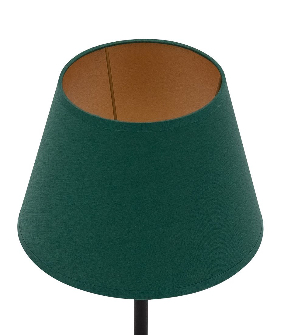 Widok od dołu na stożkowy abażur w kolorze zielonym z matowym złotym wnętrzem, odsłaniający wykończenie żarówki i czarny metalowy trzonek lampki Vespillo 2a.