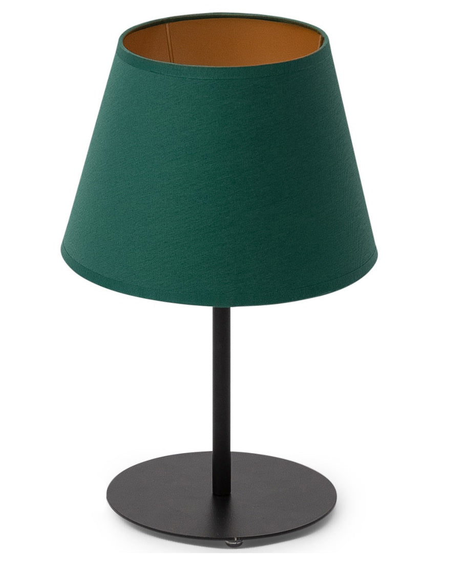 Lampka nocna Vespillo 2a – smukły czarny metalowy stojak z okrągłą podstawą i stożkowym abażurem w kolorze butelkowej zieleni z matowym złotym wnętrzem, na białym tle.