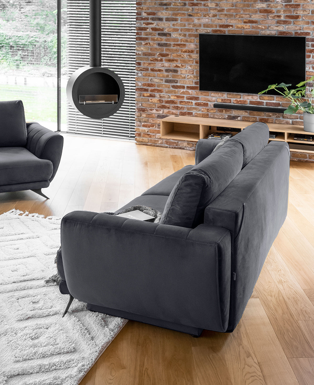 
Komplet Megis Sola 06 w szarej tonacji tworzy funkcjonalną strefę wypoczynku. Połączenie prostych form i subtelnej kolorystyki nadaje wnętrzu elegancji i spokoju.
