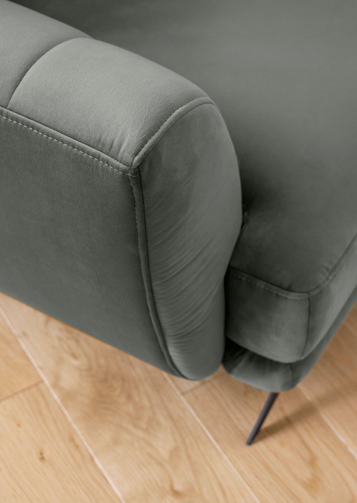 Komplet salonowy Megis Loco 04 w jasnym szarym kolorze prezentuje lekką, designerską linię. Miękkie siedziska i harmonijna bryła tworzą funkcjonalne miejsce do odpoczynku.