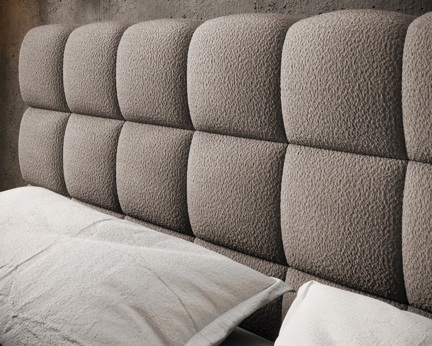 Zbliżenie na fakturę pikowanego zagłówka łóżka Magentta w tkaninie Amore 20 jasnobrązowy, podkreślające strukturę i jakość wykończenia.