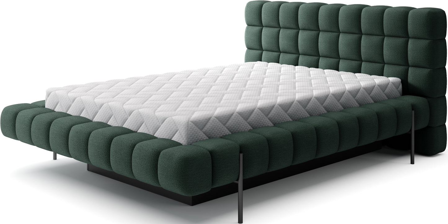 Łóżko Magentta w tkaninie Amore 35 ciemnozielony, z pikowanym zagłówkiem, w rozmiarze 140x200, nowoczesne i stylowe do sypialni.
