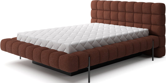 Łóżko Magentta w tkaninie Jaffray 30 ceglany – nowoczesna forma z pikowanym zagłówkiem i tapicerowanym korpusem.