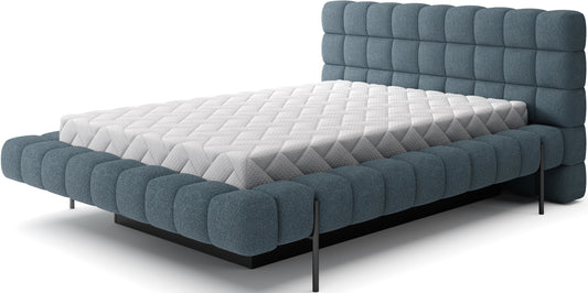 Łóżko Magentta w tkaninie Jaffray 40 niebieski, z pikowanym zagłówkiem i tapicerowanym korpusem, na białym te.