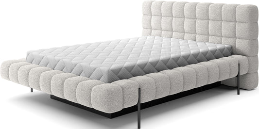 Łóżko tapicerowane Magentta w tkaninie Royal 01 biały, zaprezentowane z pikowanym materacem na białym tle.