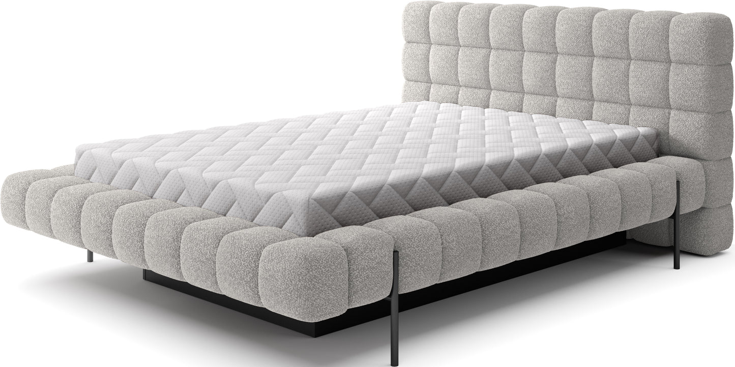 Łóżko tapicerowane Magentta w tkaninie Royal 04 szary – przód i zagłówek z pikowanej, jasnoszarej tkaniny o pętelkowej strukturze.