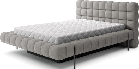 Łóżko Magentta w tkaninie Touch 03 – jasnoszara barwa i miękkie, sześcienne pikowania tworzą nowoczesną i lekką formę.