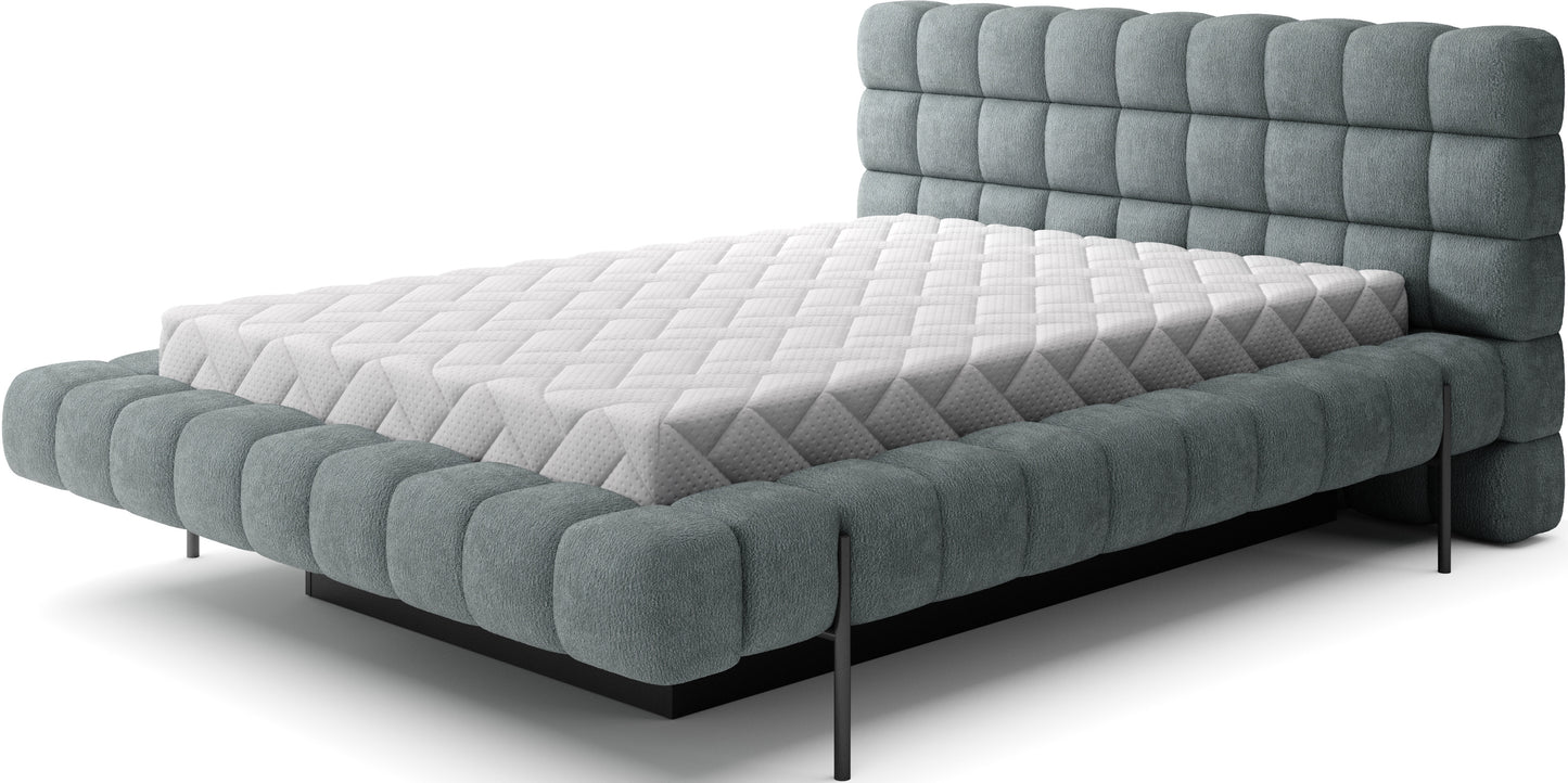 Łóżko Magentta z tkaniny Touch 100 zielony z widocznym materacem pikowanym, na czarnych nogach, na białym tle studyjnym.