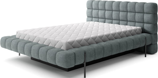 Łóżko Magentta z tkaniny Touch 100 zielony z widocznym materacem pikowanym, na czarnych nogach, na białym tle studyjnym.