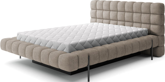 Łóżko Magentta z charakterystycznym pikowaniem, tapicerowane tkaniną Touch 18 jasnobeżowy, widok na białym tle z materacem.