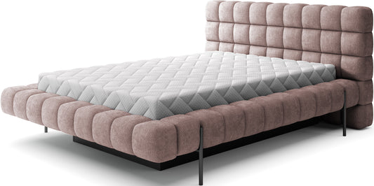 Łóżko Magentta w tkaninie Touch 24 różowy, z charakterystycznym pikowaniem i miękkim zagłówkiem, na czarnych metalowych nogach.