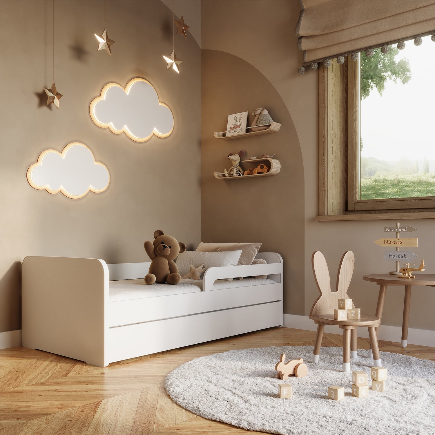 Łóżeczko Duuli 160 cm w jasnym pokoju dziecięcym z ozdobnymi chmurkami, misiem i zabawkami w stylu boho i naturalnym oświetleniu.