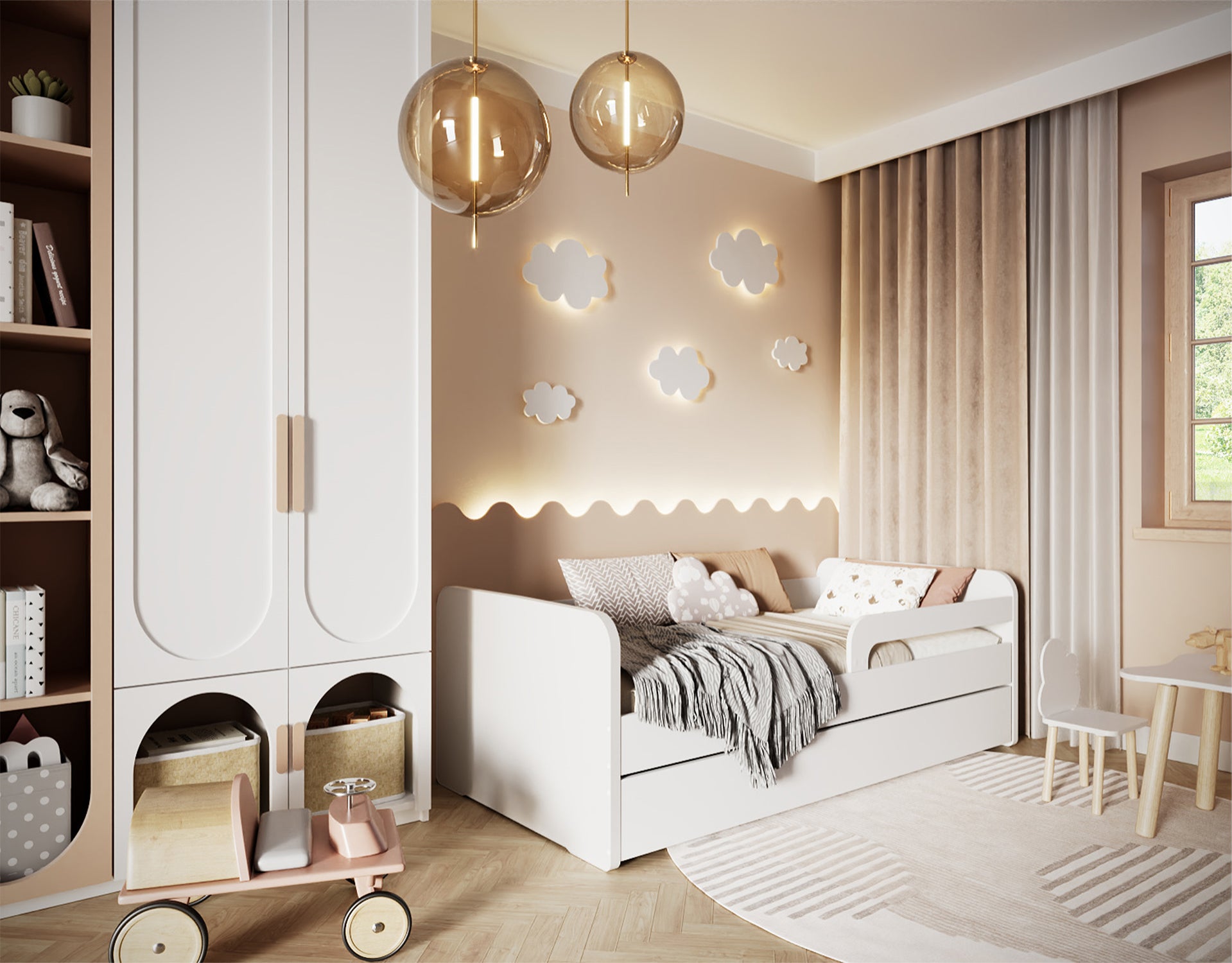 Białe łóżeczko Duuli 160 cm w beżowym pokoju dziecięcym z dekoracjami w kształcie chmurek, miękkimi poduszkami i zabawkami.