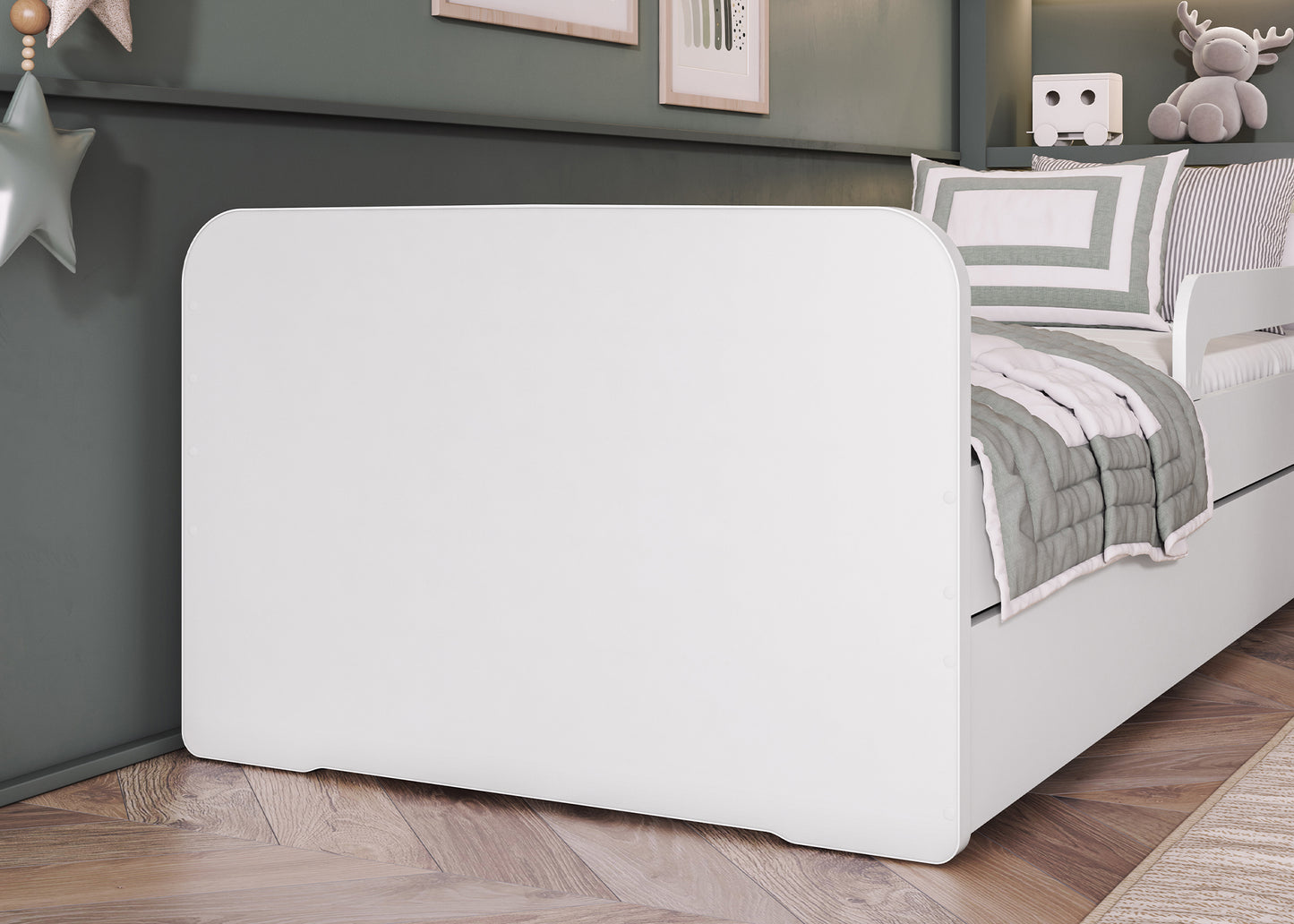 Boczne ujęcie łóżeczka Duuli 160 cm w bieli, zbliżenie na zaokrąglony panel boczny w aranżacji dziecięcego pokoju z zabawkami i dekoracjami.