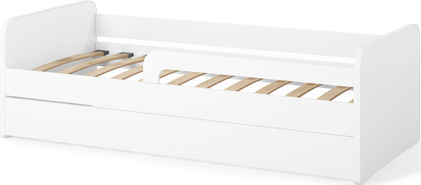 Białe łóżko dziecięce Duuli 160 cm z barierką ochronną i stelażem bez materaca, widok z przodu w lekkim skosie.