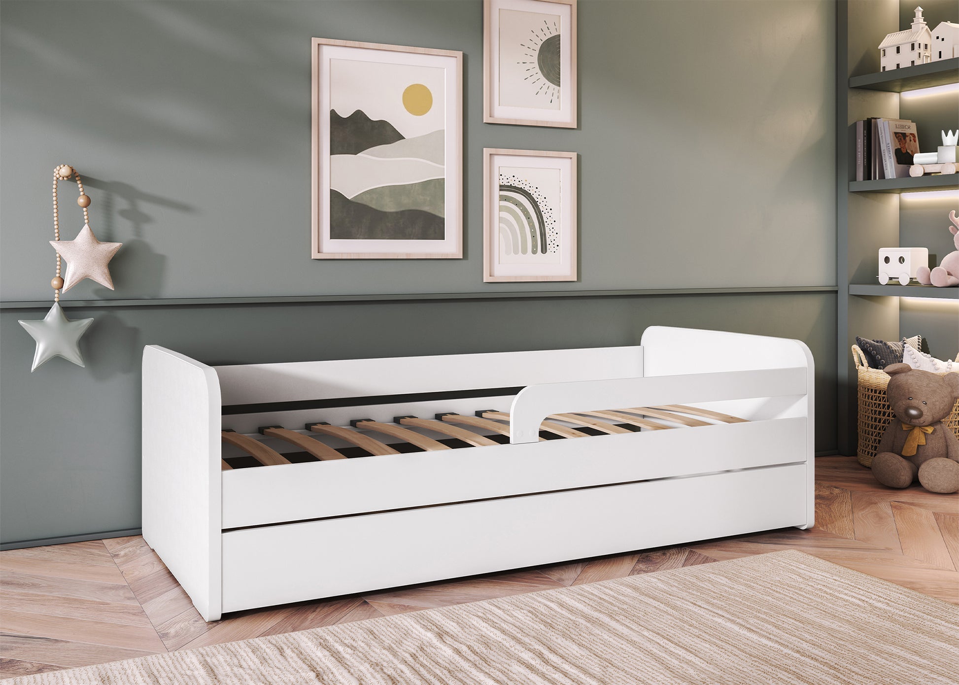 Białe łóżko dziecięce Duuli 160 cm bez materaca, z barierką i szufladą, w pokoju dziecięcym z zieloną ścianą i dekoracjami.