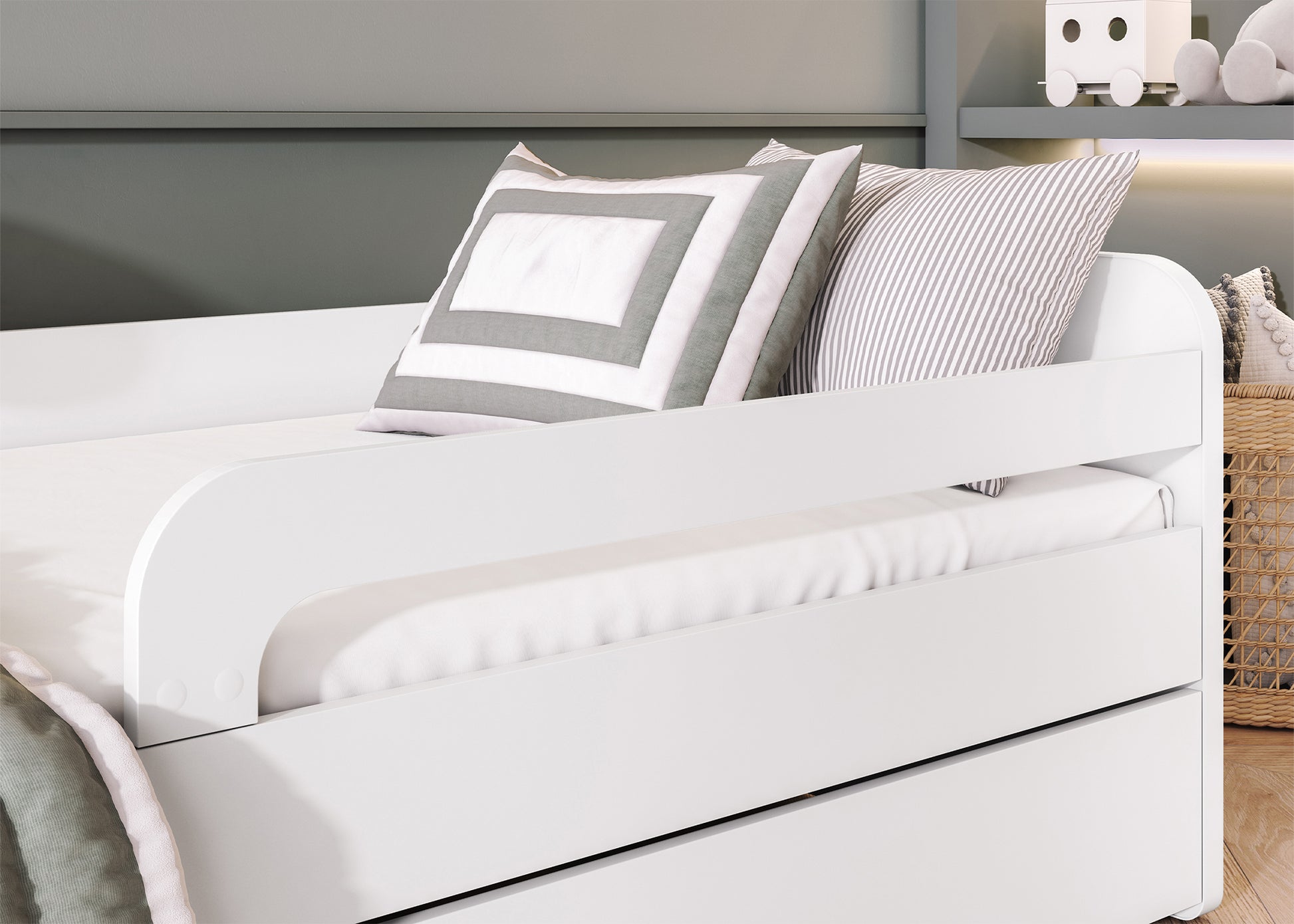 Zbliżenie na boczną barierkę łóżka Duuli 200 cm z materacem, białe wykończenie, miękkie poduszki i stonowana aranżacja wnętrza.