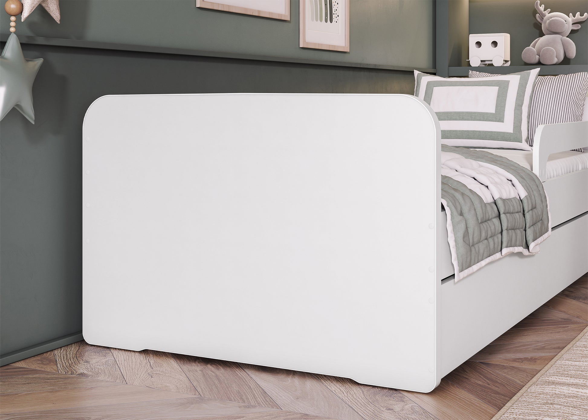 Zbliżenie na boczny panel łóżka Duuli 200 cm w białym kolorze, z zaokrągloną krawędzią i gładką, jednolitą powierzchnią.