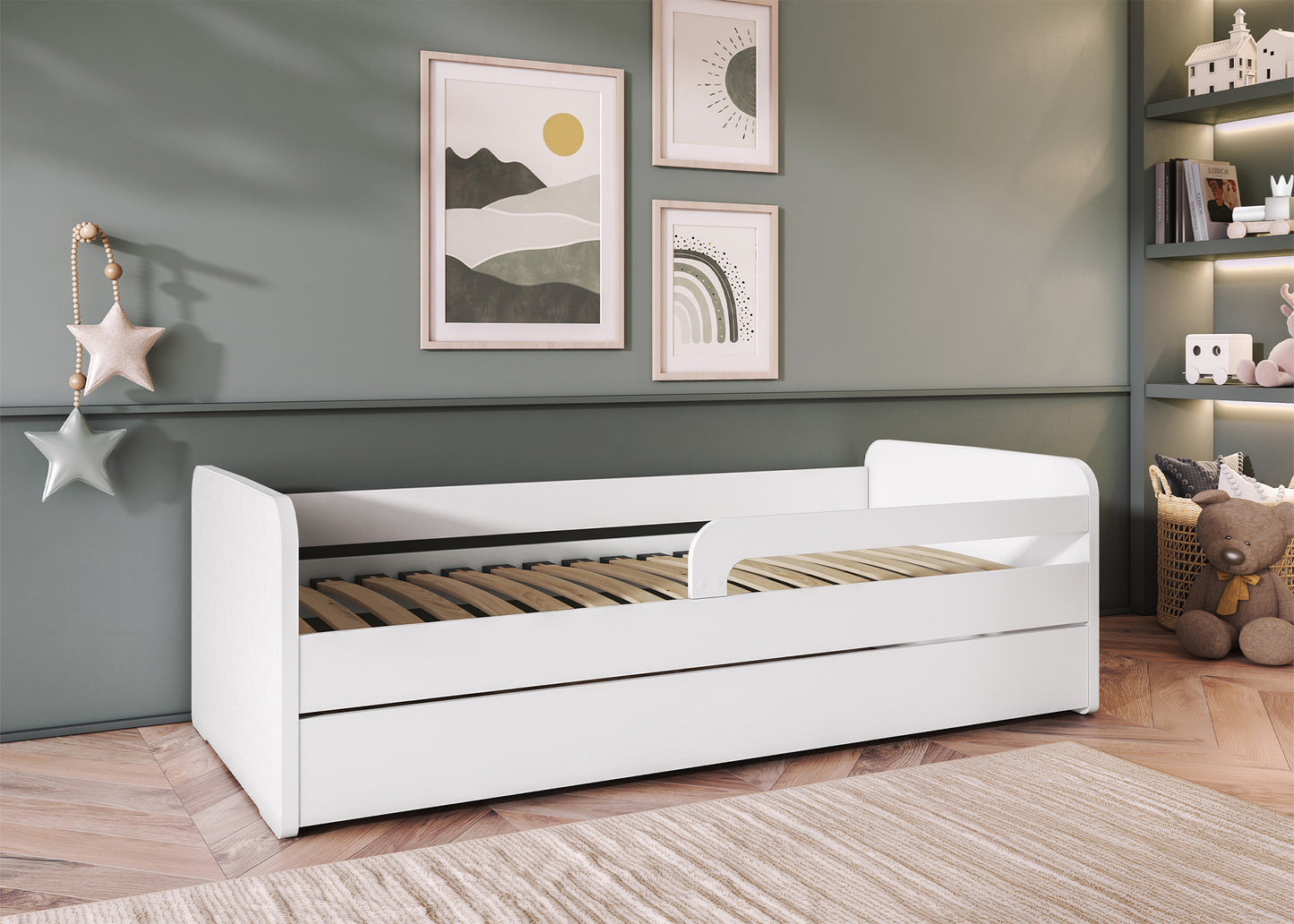 Białe łóżko dziecięce Duuli 200 cm, widok skośny w aranżacji pokoju, bez materaca, z barierką i elastycznym stelażem.
