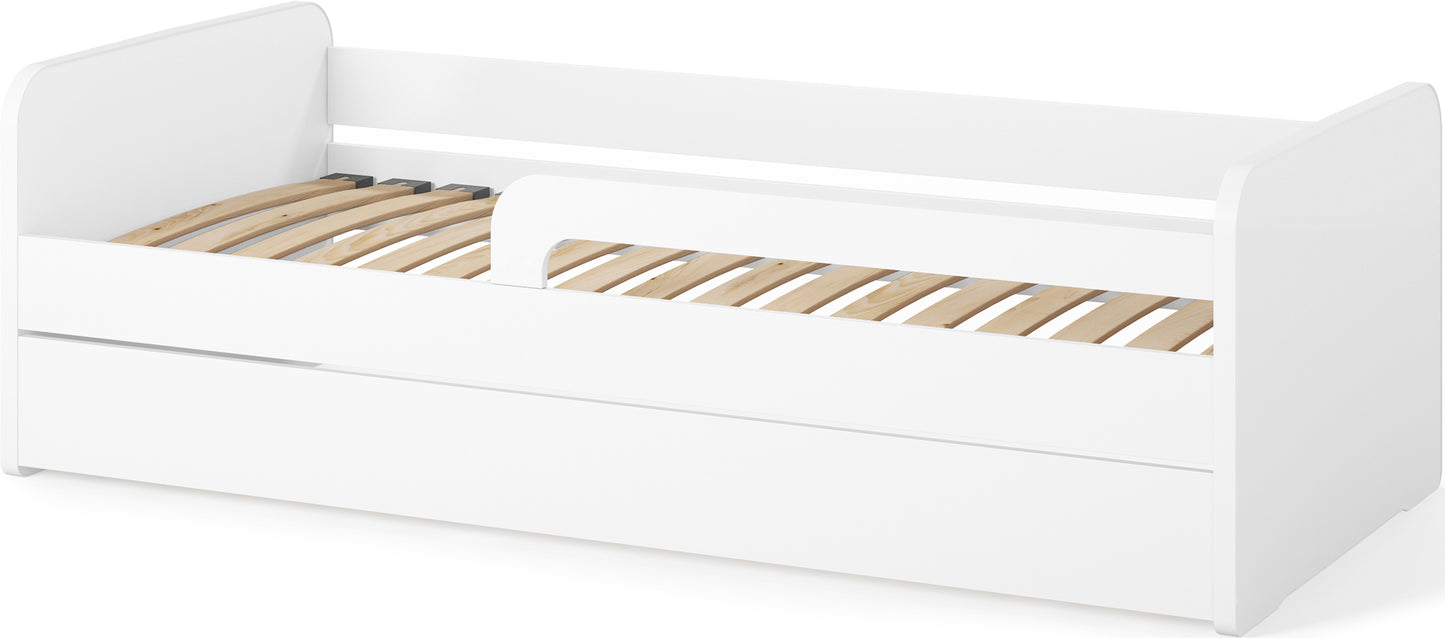 Białe łóżko dziecięce Duuli o długości 200 cm, widok skośny z przodu, bez materaca, z barierką ochronną i elastycznym stelażem.