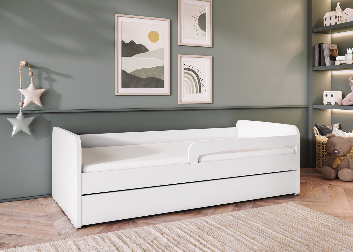 Białe łóżko dziecięce Duuli 200 cm z rozłożoną powierzchnią spania, materacem i barierką, ustawione w przytulnym, stylowym pokoju dziecięcym.