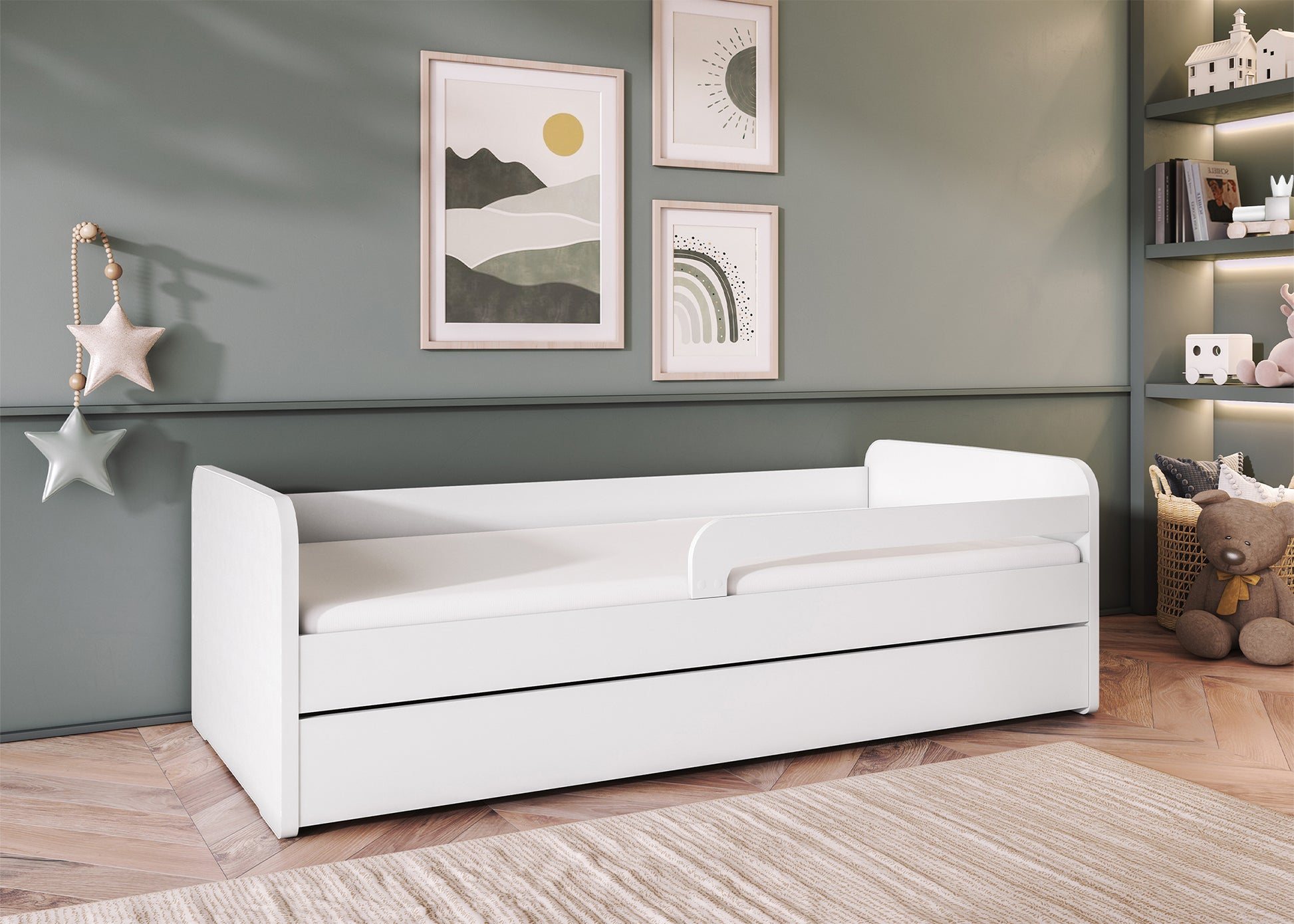 Białe łóżko dziecięce Duuli 200 cm z rozłożoną powierzchnią spania, materacem i barierką, ustawione w przytulnym, stylowym pokoju dziecięcym.