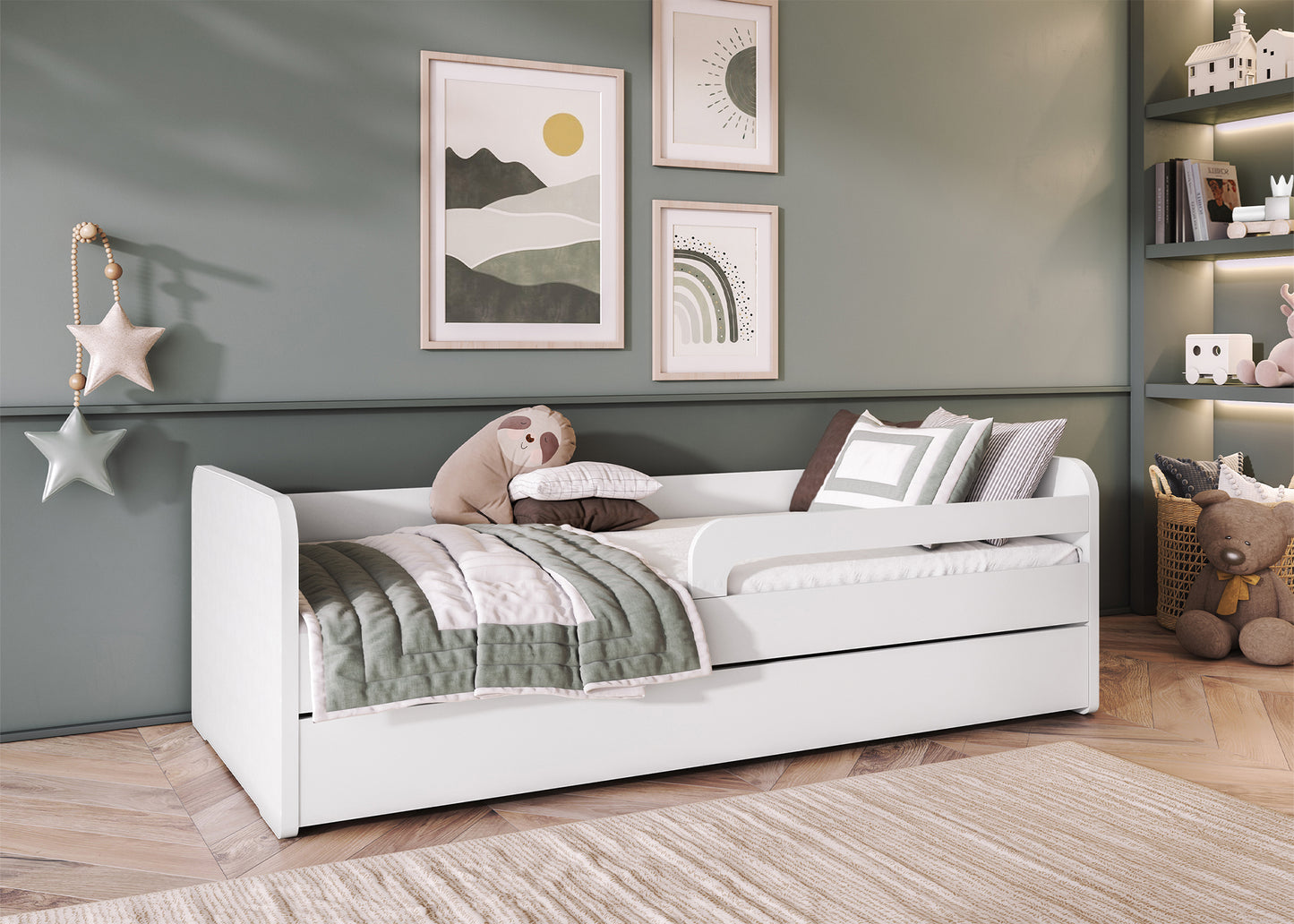 Białe łóżko dziecięce Duuli z materacem 200 cm, barierką i szufladą, ustawione w stylowym pokoju z zieloną ścianą i dekoracjami.