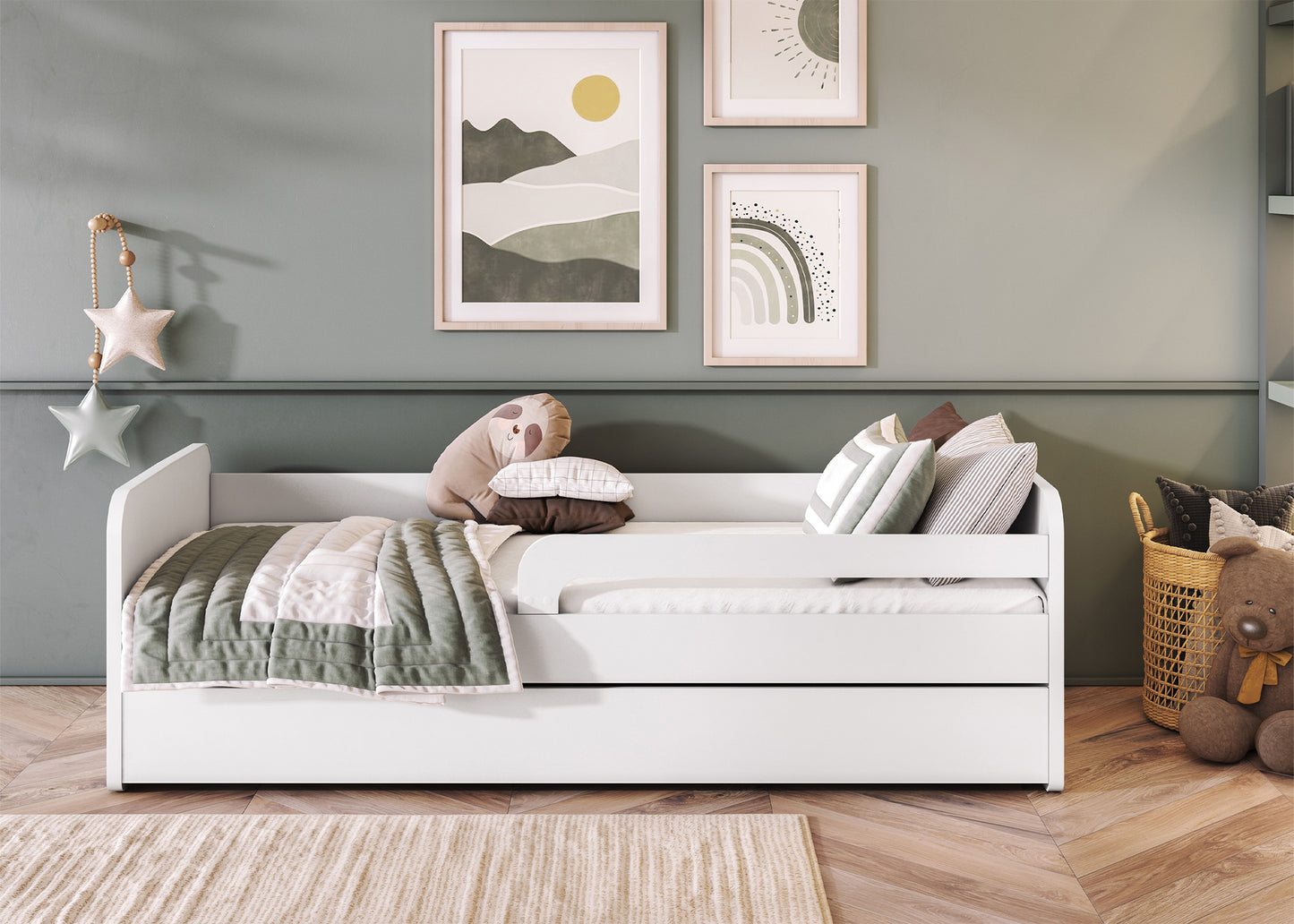 Białe łóżko dziecięce Duuli 200 cm z materacem i szufladą, ustawione pod zieloną ścianą, udekorowane poduszkami i kołderką.