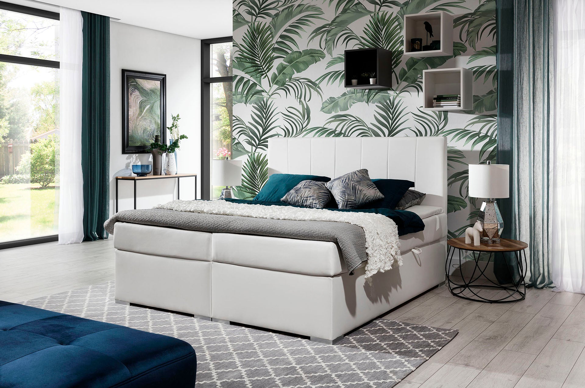 Łóżko Bolero 140x200 Soft 17 biały w eleganckiej sypialni z dużymi oknami i widokiem na góry.