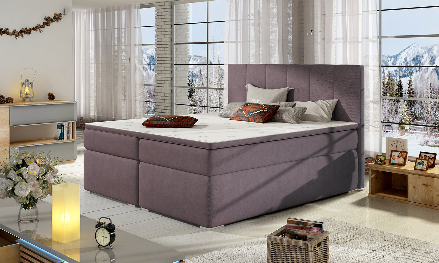 Łóżko Bolero 140x200 Soro 65 jasnofioletowy w eleganckiej sypialni z dużymi oknami i widokiem na góry.