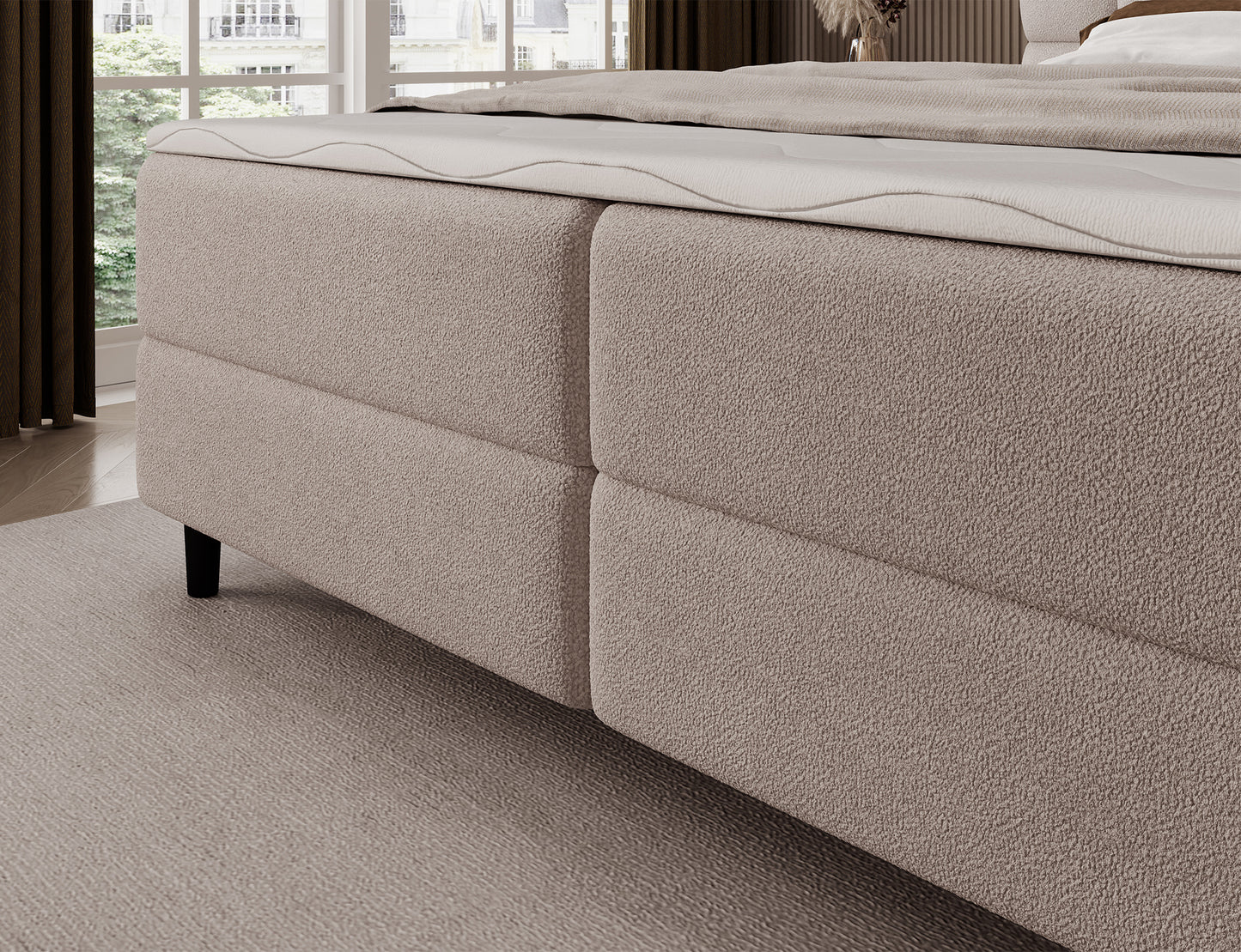 Korpus łóżka Camma w tkaninie Paolli 18 beżowy, solidna konstrukcja na czarnych nogach zapewniających stabilność.