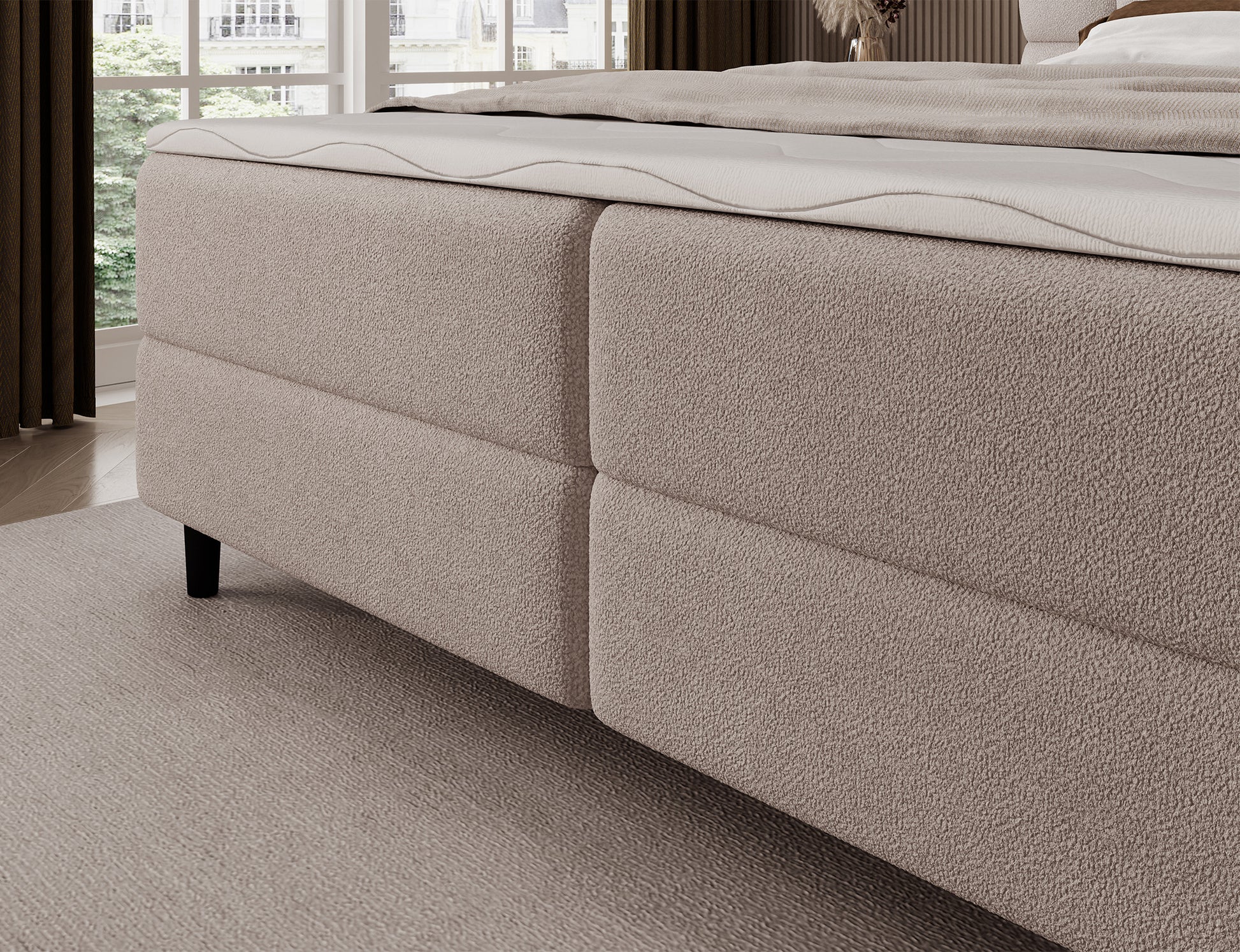 Korpus łóżka Camma w tkaninie Paolli 18 beżowy, solidna konstrukcja na czarnych nogach zapewniających stabilność.