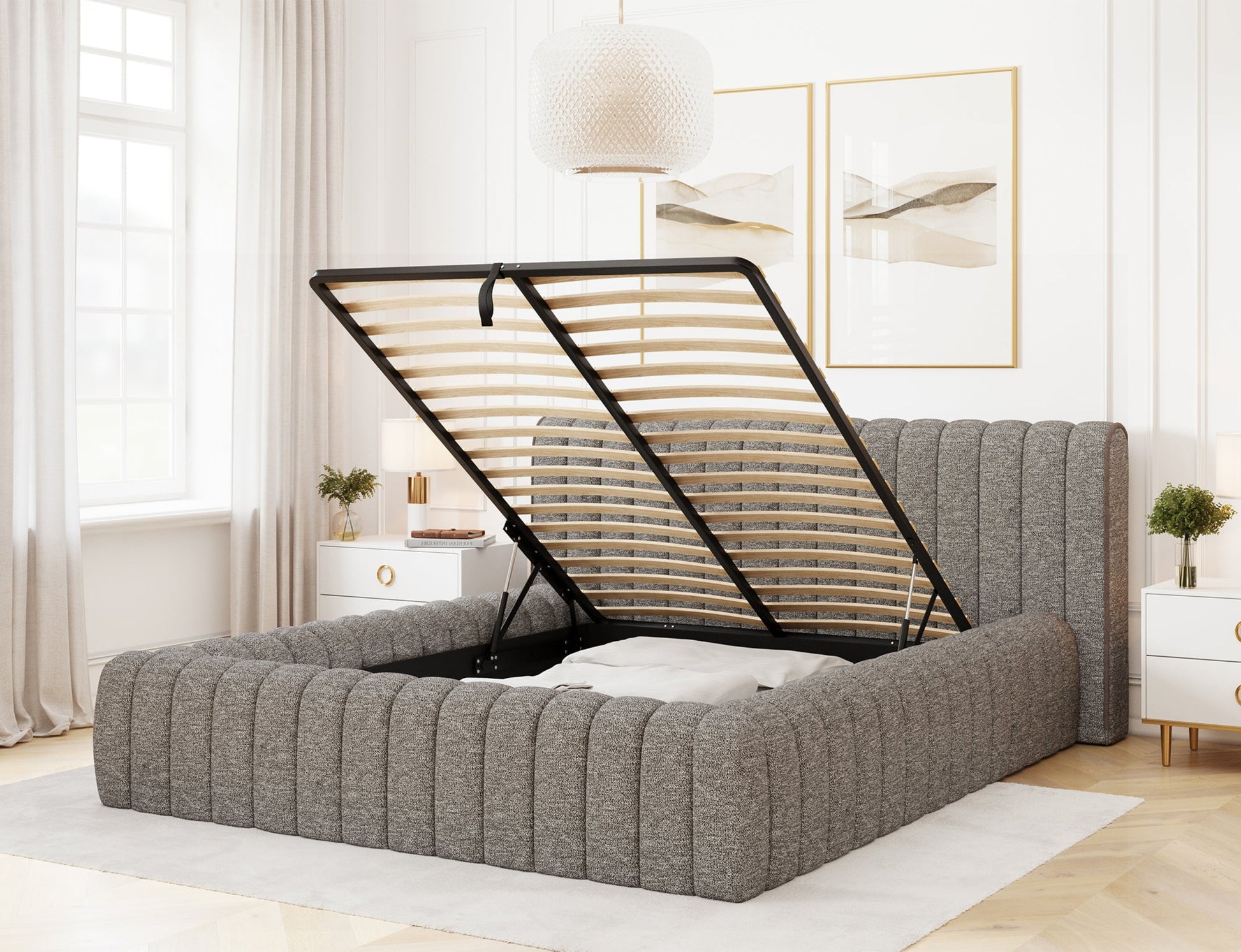 Łóżko tapicerowane Carilla w tkaninie Coralline 03 jasnoszary z otwartym stelażem i pojemnikiem na pościel, nowoczesna sypialnia.