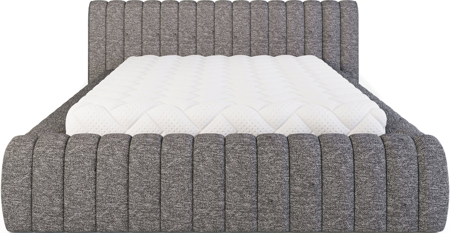 Front łóżka Carilla w tkaninie Coralline 03 jasnoszary – miękka forma, poziome przeszycia i nowoczesny design do eleganckiej sypialni.