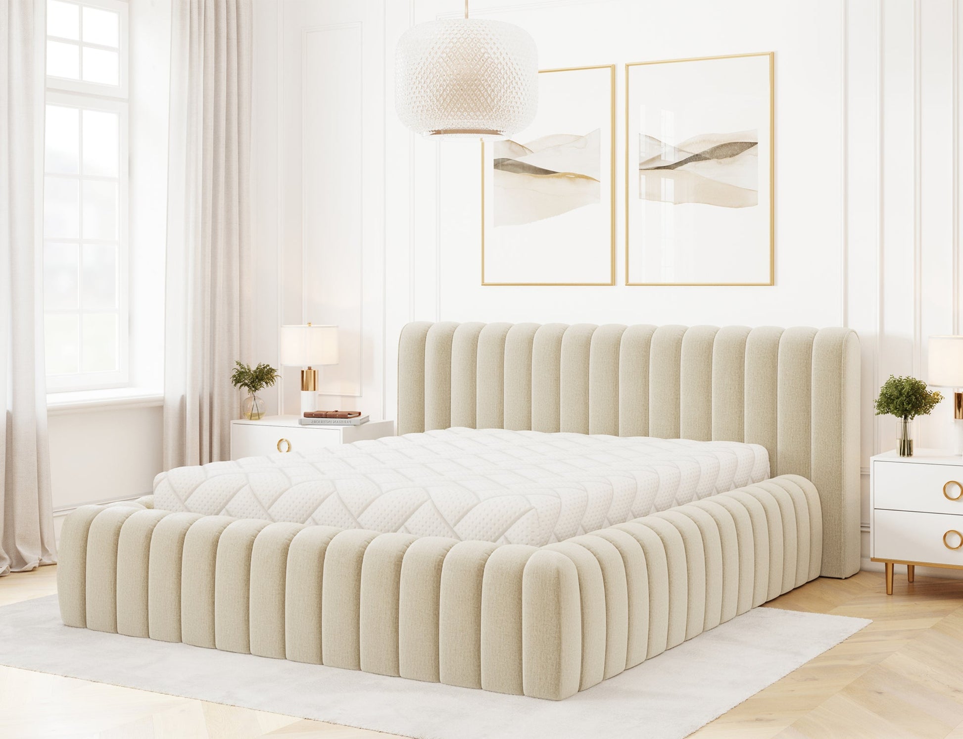 Beżowe łóżko Carilla Monolith 04 z dekoracyjnym zagłówkiem i widocznym materacem, idealne do stylowej i jasnej sypialni.