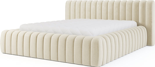 Łóżko tapicerowane Carilla w tkaninie Monolith 04 beżowy z pionowym pikowaniem i zaokrąglonymi krawędziami w eleganckim stylu.