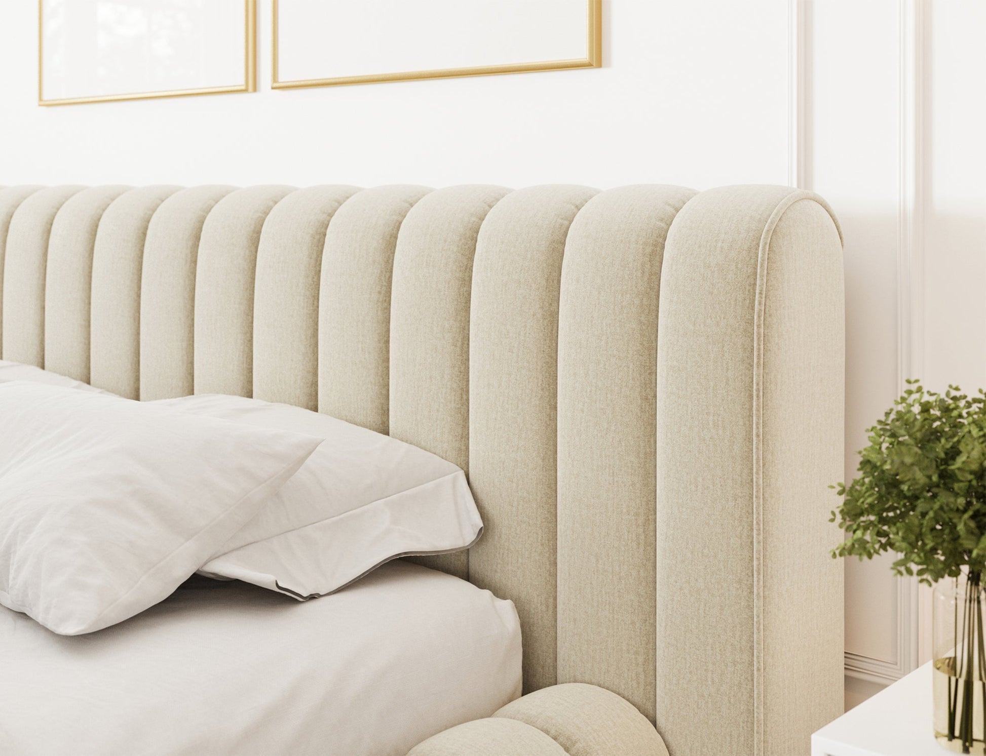 Pikowane wezgłowie łóżka Carilla w tkaninie Monolith 04 beżowy – elegancki detal do sypialni w stylu nowoczesnym i glamour.